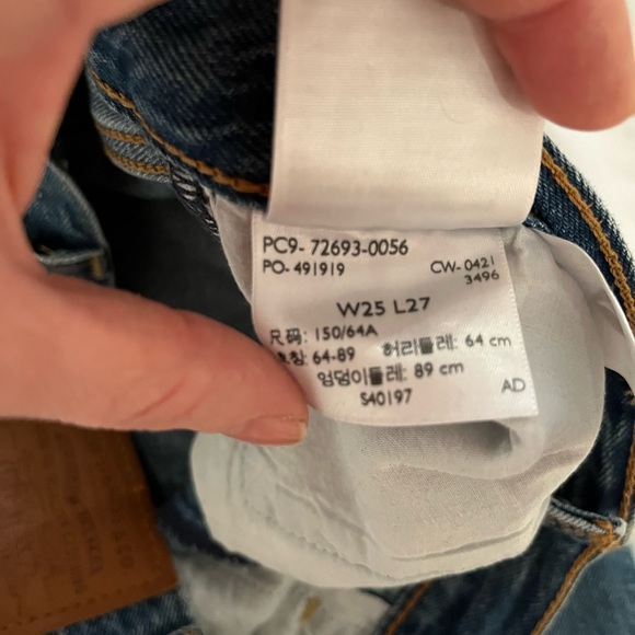 Levi’s Ribcage Jeans in Medium Wash - Picture 8 of 8